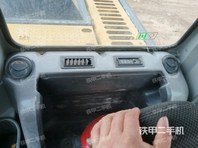 行走控制手柄和踏板?俯拍（駕駛室部分）