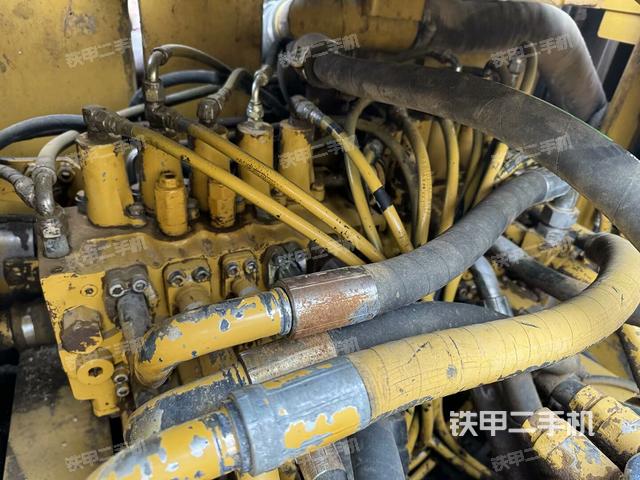 回转马达和主控阀（整机外观）