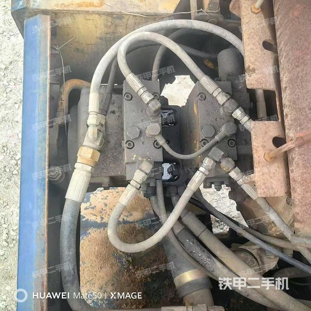 液压泵舱室正面整体（整机外观）