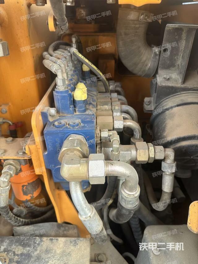 回轉(zhuǎn)馬達(dá)和主控閥(整機(jī)外觀) 回轉(zhuǎn)馬達(dá)和主控閥(整機(jī)外觀)