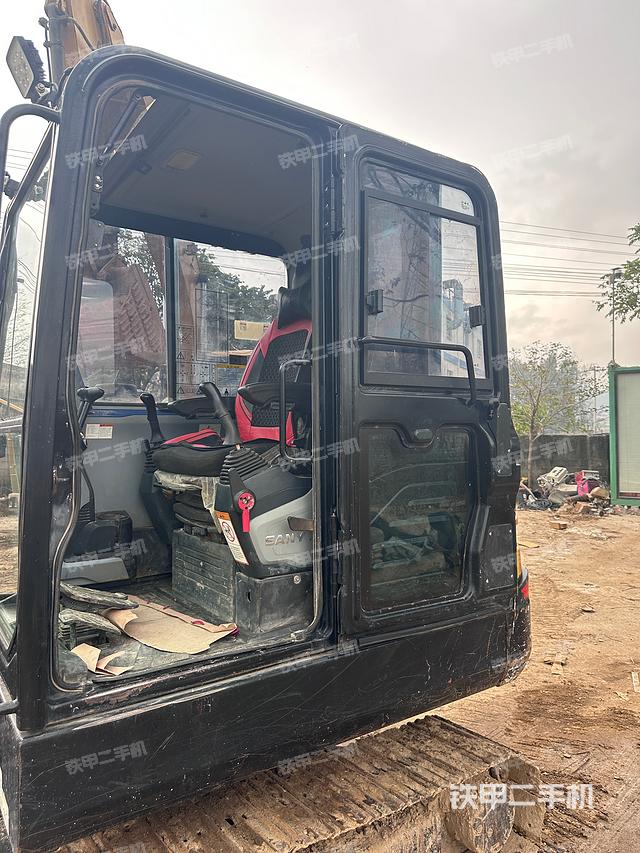 駕駛室整體（整機(jī)外觀）