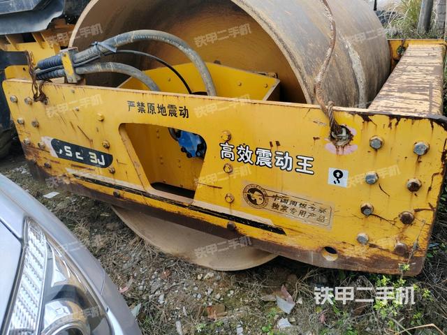 前輪右側(cè)減震塊連接及部件(壓路機(jī)前后車架) 前輪右側(cè)減震塊連接及部件(壓路機(jī)前后車架)