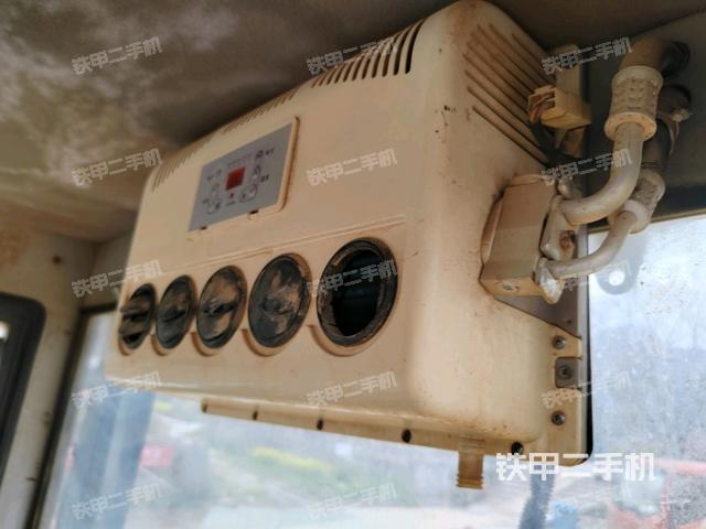 操作臺全景(壓路機(jī)駕駛室) 操作臺全景(壓路機(jī)駕駛室)