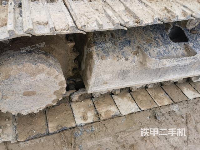單側(cè)履帶整體(整機(jī)外觀) 單側(cè)履帶整體(整機(jī)外觀)