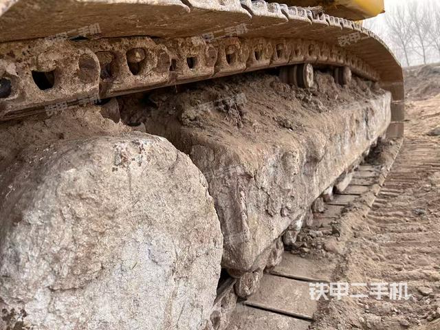 單側(cè)履帶整體(整機(jī)外觀) 單側(cè)履帶整體(整機(jī)外觀)