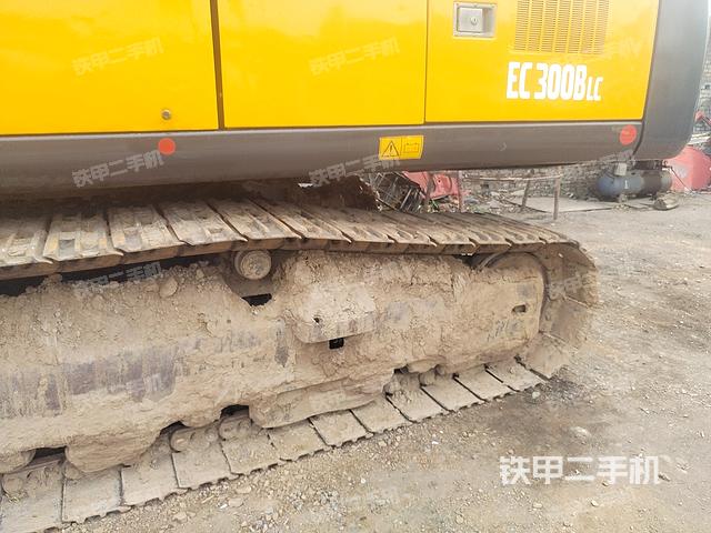 駕駛室頂部（整機外觀）