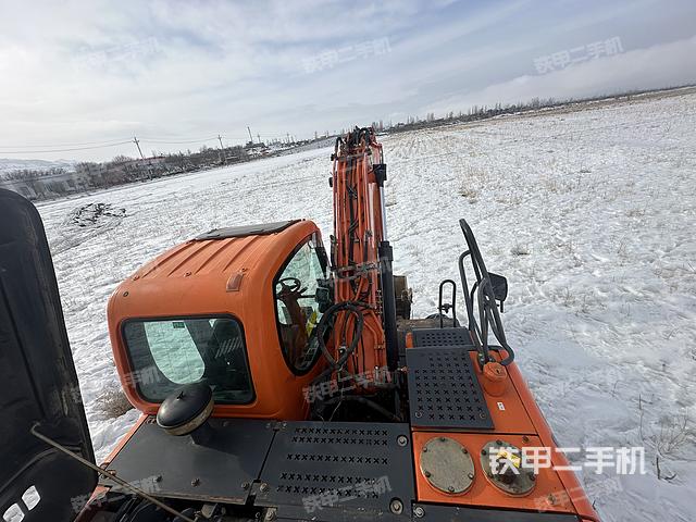 駕駛室頂部（整機外觀）