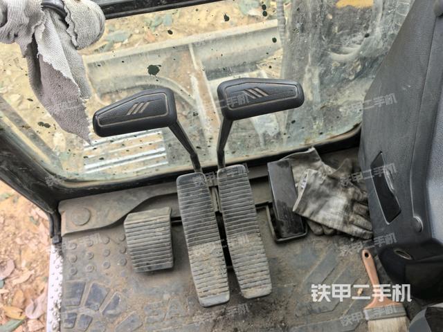 行走控制手柄和踏板?俯拍（駕駛室部分）