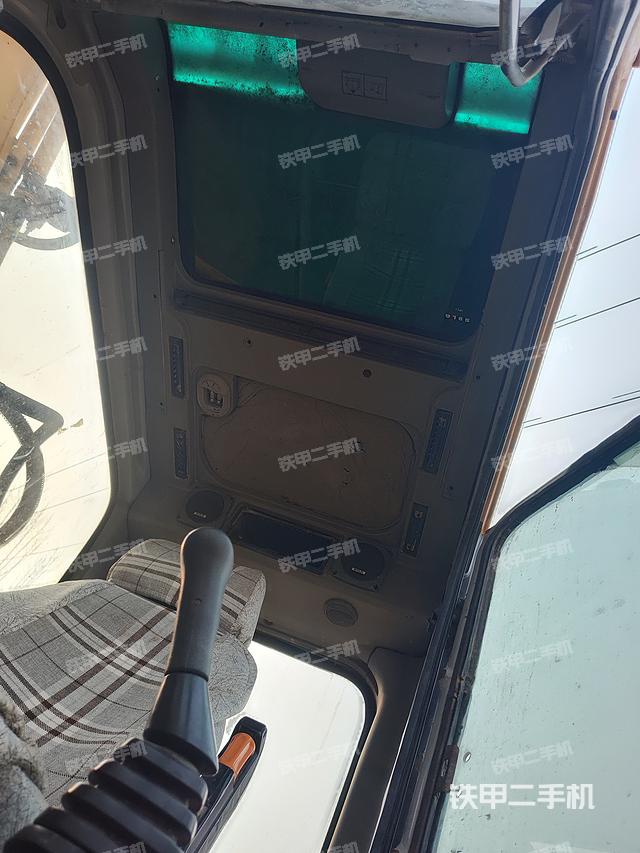 駕駛室頂部（整機外觀）