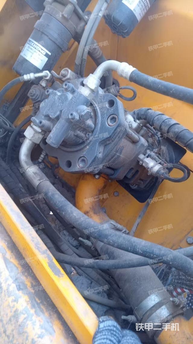 液壓泵艙室正面整體(整機外觀) 液壓泵艙室正面整體(整機外觀)