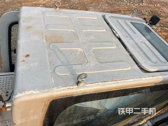 駕駛室頂部(整機(jī)外觀) 駕駛室頂部(整機(jī)外觀)