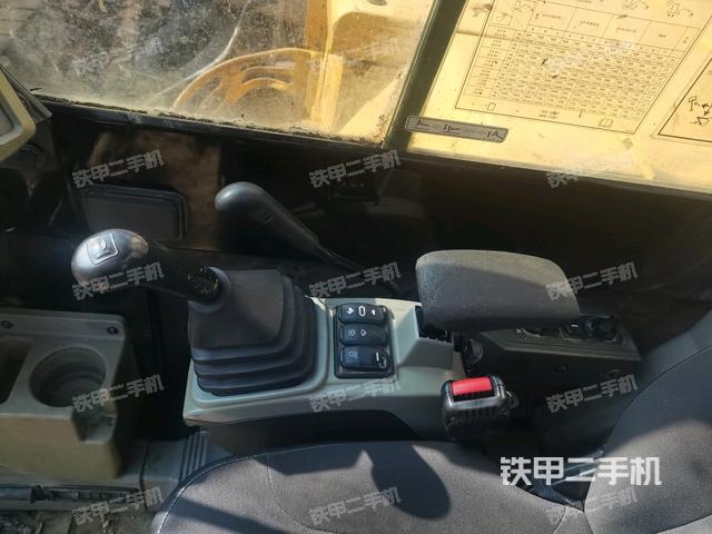 座椅右側(cè)控制臺/鑰匙門/油門/含右手柄(駕駛室部分) 座椅右側(cè)控制臺/鑰匙門/油門/含右手柄(駕駛室部分)