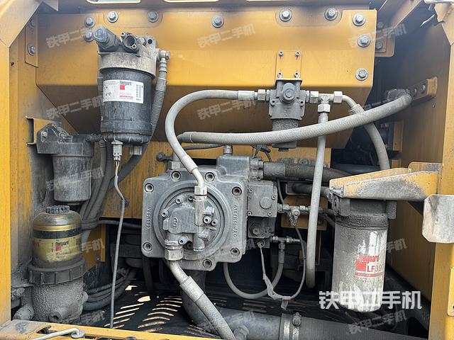 液压泵舱室正面整体（整机外观）