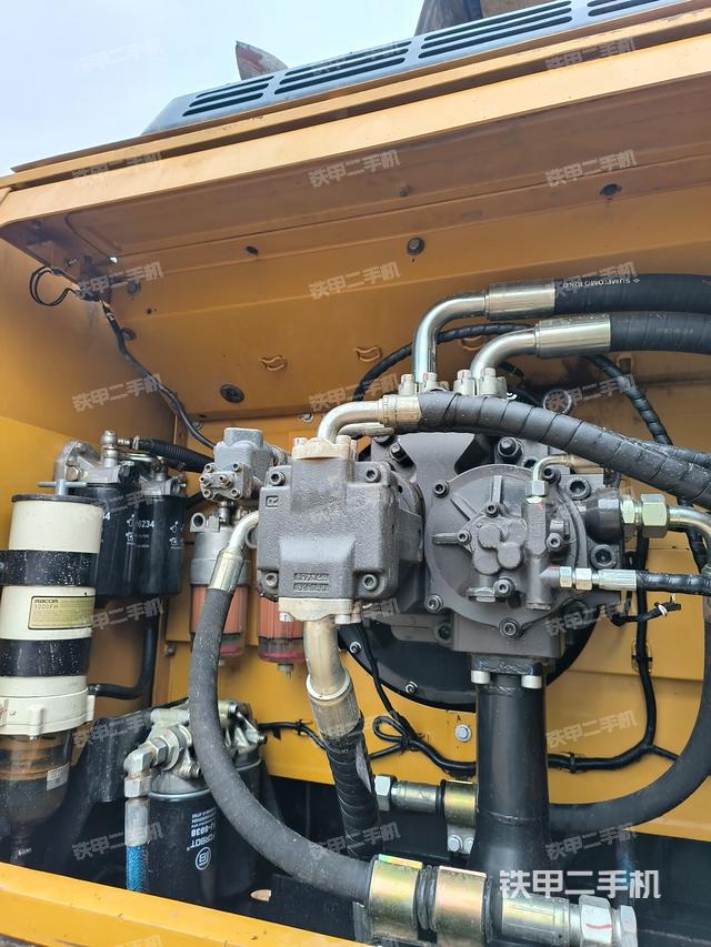 液壓泵艙室正面整體(整機(jī)外觀) 液壓泵艙室正面整體(整機(jī)外觀)