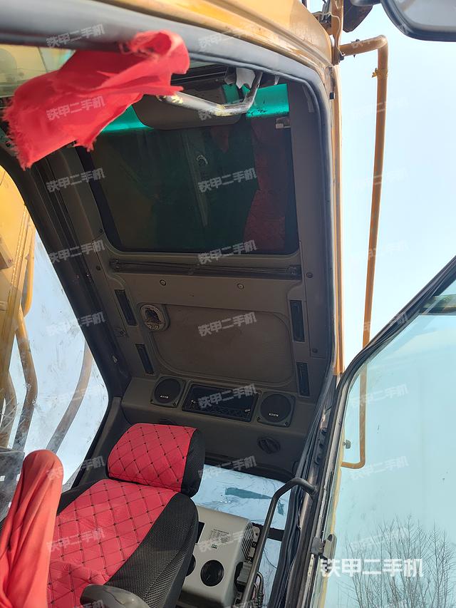 駕駛室頂部（整機外觀）