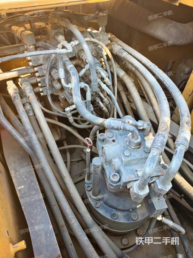 回轉(zhuǎn)馬達(dá)和主控閥（整機(jī)外觀）