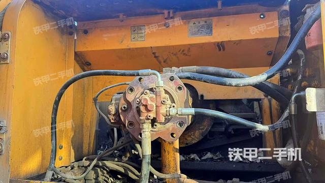 液壓泵艙室正面整體（整機外觀）