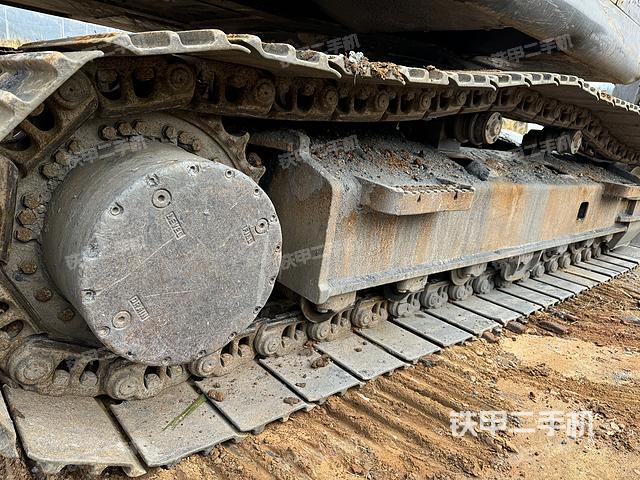 液压泵舱室正面整体（整机外观）