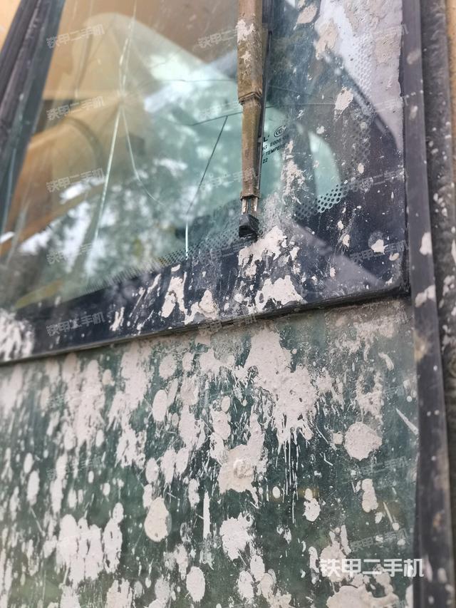 行走控制手柄和踏板?俯拍（駕駛室部分）