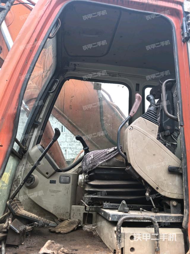 座椅右侧控制台/钥匙门/油门/含右手柄（驾驶室部分）