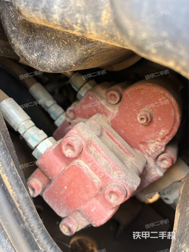 液壓泵艙室正面整體(整機外觀) 液壓泵艙室正面整體(整機外觀)