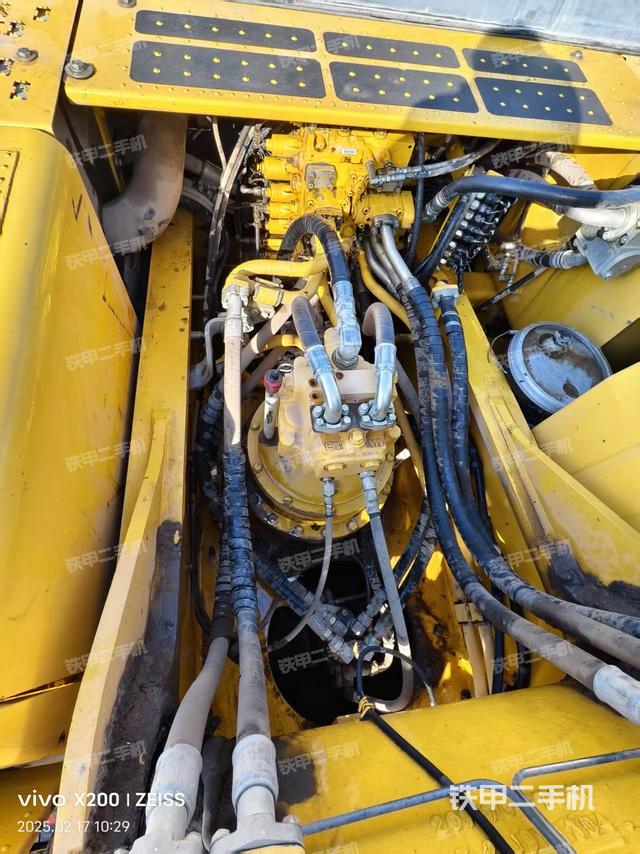 回轉(zhuǎn)馬達(dá)和主控閥（整機(jī)外觀）