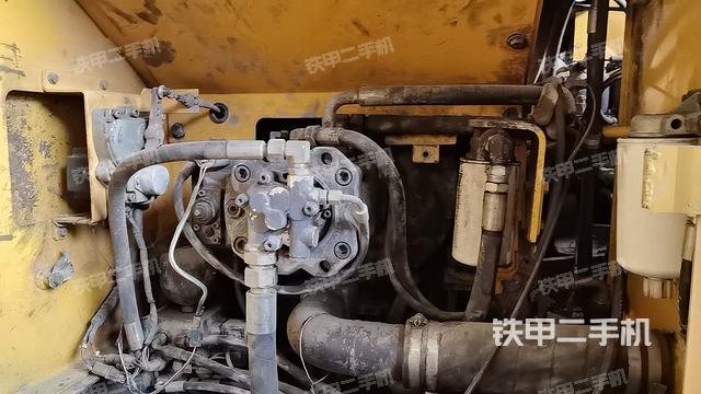 液压泵舱室正面整体（整机外观）