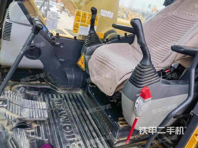 駕駛室整體(整機(jī)外觀) 駕駛室整體(整機(jī)外觀)