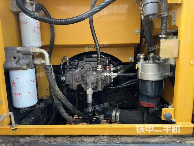 液壓泵艙室正面整體(整機(jī)外觀) 液壓泵艙室正面整體(整機(jī)外觀)