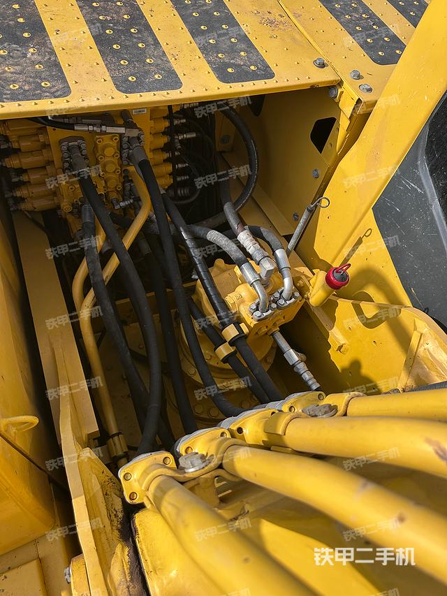 回轉(zhuǎn)馬達(dá)和主控閥（整機(jī)外觀）