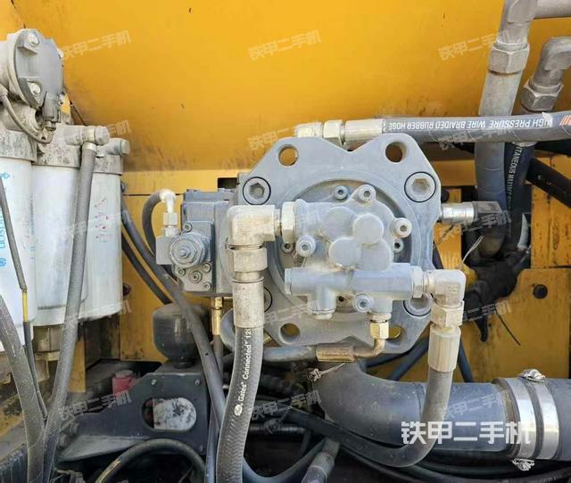 液压泵舱室正面整体（整机外观）