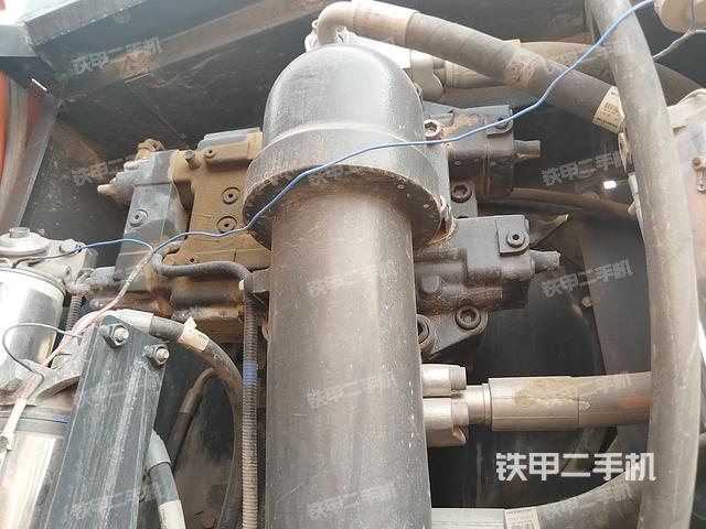 液压泵舱室正面整体（整机外观）