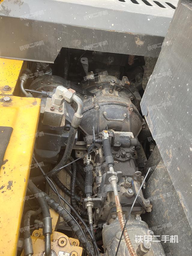 液压泵舱室正面整体（整机外观）