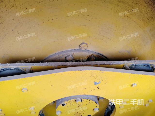 后輪右側(cè)全景(壓路機(jī)前后車架) 后輪右側(cè)全景(壓路機(jī)前后車架)