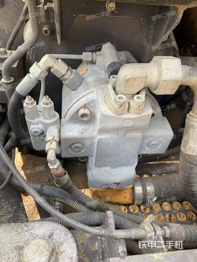 液壓泵艙室正面整體(整機(jī)外觀) 液壓泵艙室正面整體(整機(jī)外觀)