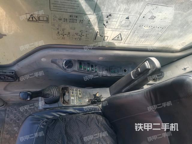座椅右側(cè)控制臺(tái)/鑰匙門(mén)/油門(mén)/含右手柄(駕駛室部分) 座椅右側(cè)控制臺(tái)/鑰匙門(mén)/油門(mén)/含右手柄(駕駛室部分)
