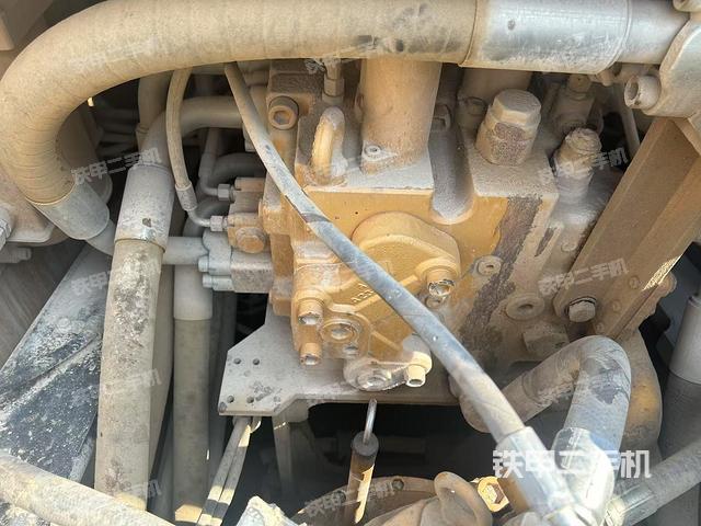 回轉(zhuǎn)馬達(dá)和主控閥（整機(jī)外觀）