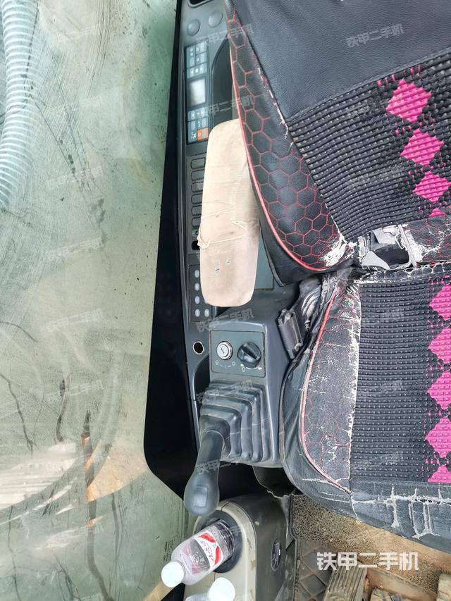 座椅右側(cè)控制臺(tái)/鑰匙門(mén)/油門(mén)/含右手柄（駕駛室部分）