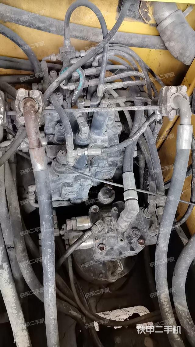 回转马达和主控阀（整机外观）