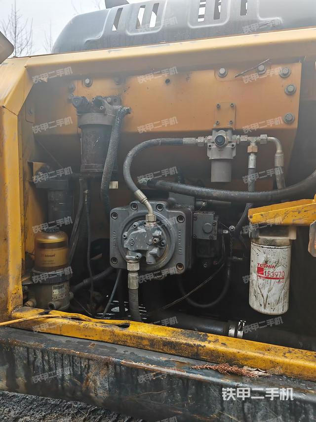 液压泵舱室正面整体（整机外观）