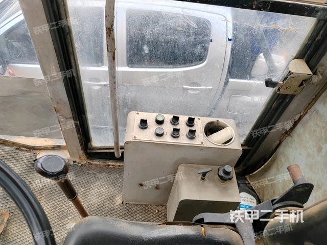 儀表盤全景(壓路機(jī)駕駛室) 儀表盤全景(壓路機(jī)駕駛室)