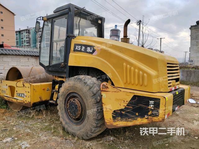 左后45°(壓路機(jī)整機(jī)外觀) 左后45°(壓路機(jī)整機(jī)外觀)