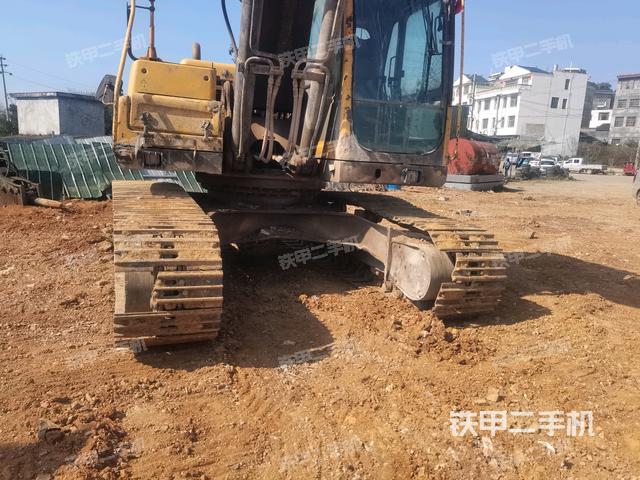 轉(zhuǎn)盤(pán)和下車架正前(工作和回轉(zhuǎn)裝置) 轉(zhuǎn)盤(pán)和下車架正前(工作和回轉(zhuǎn)裝置)