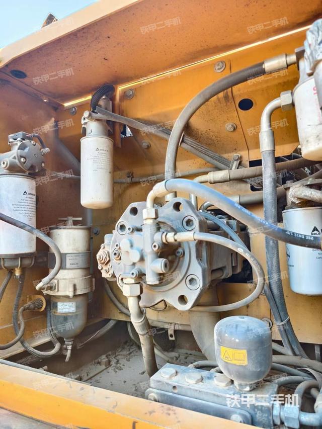 液壓泵艙室正面整體（整機(jī)外觀）