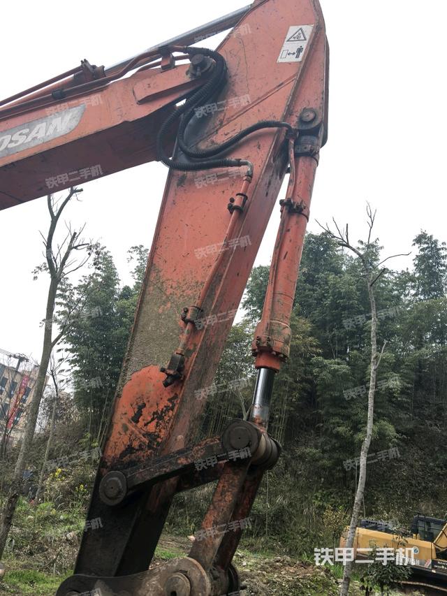 大臂油缸整体 竖拍（工作和回转装置）