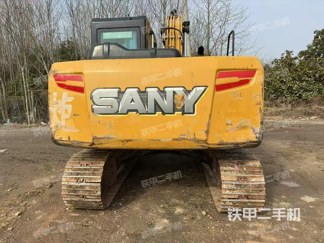 駕駛室頂部(整機(jī)外觀) 駕駛室頂部(整機(jī)外觀)