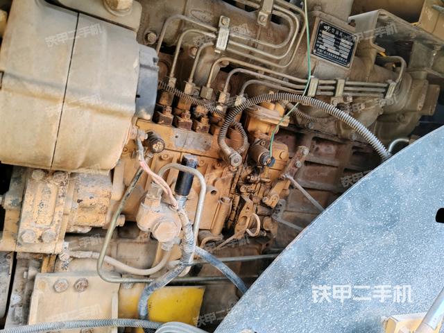 發(fā)動機(jī)上部全景(壓路機(jī)發(fā)動機(jī)艙) 發(fā)動機(jī)上部全景(壓路機(jī)發(fā)動機(jī)艙)