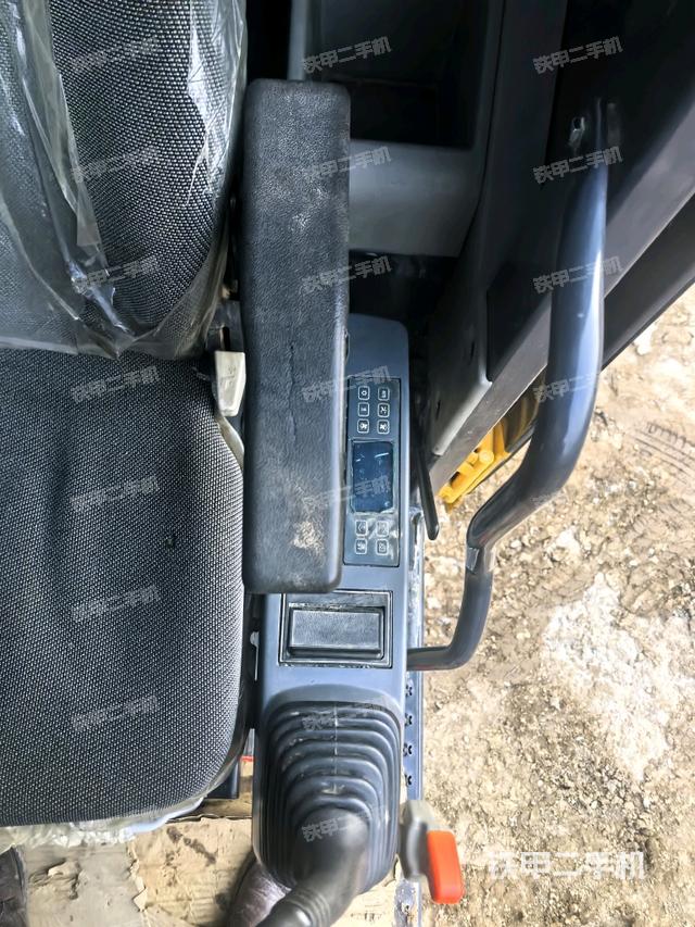 座椅右側(cè)控制臺(tái)/鑰匙門/油門/含右手柄（駕駛室部分）