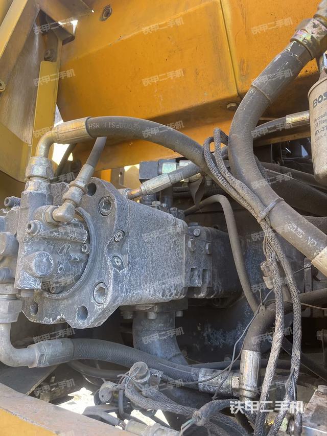 液压泵舱室正面整体（整机外观）