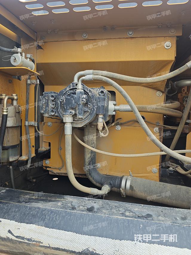 液压泵舱室正面整体（整机外观）